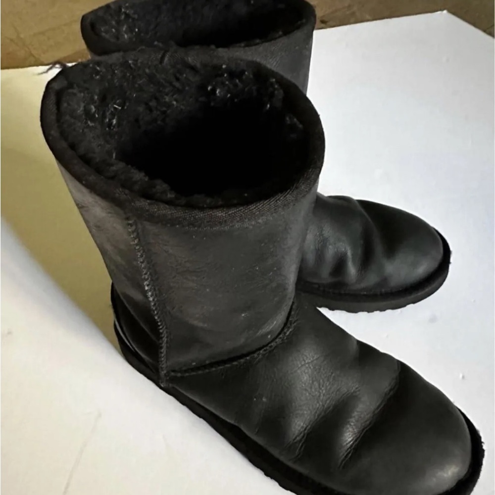 Black Leather Uggs Size 9